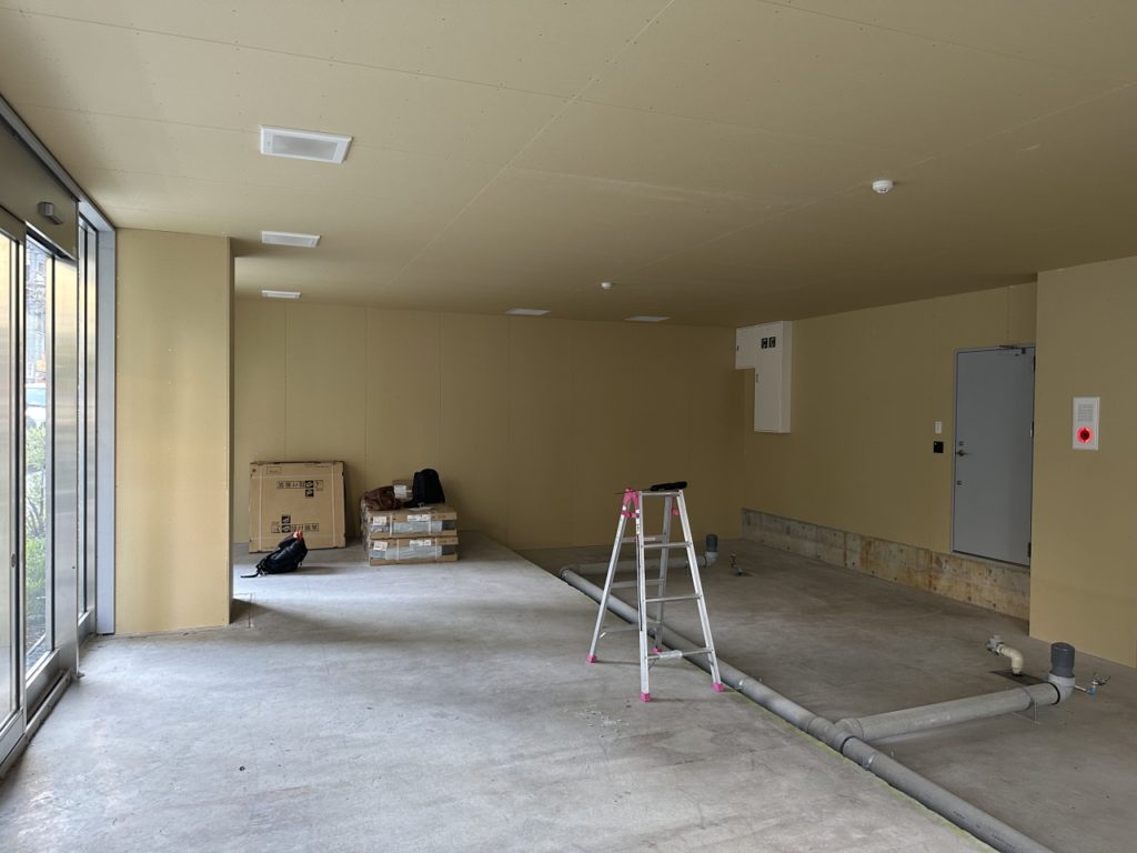 木と植栽を基調とした店舗エントランス